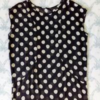 Vestito nero a pois beige in tessuto simil seta.