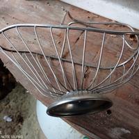 Cestino da arredo giardino con marchio.