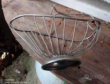 Cestino da arredo giardino con marchio.