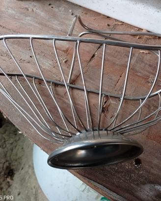 Cestino da arredo giardino con marchio.