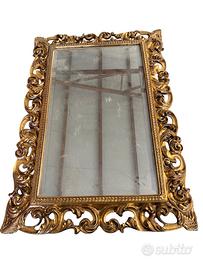 Specchio con cornice in legno dorata