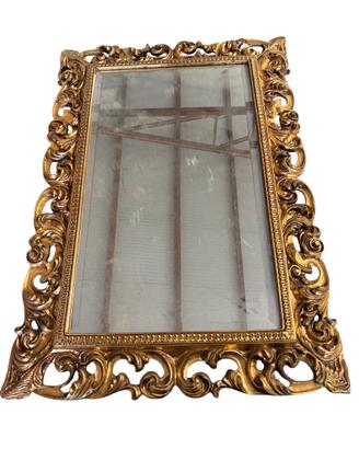 Specchio con cornice in legno dorata