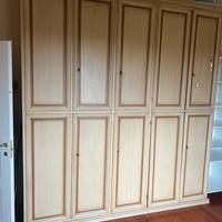 Mobile antico in legno artigianale con ante