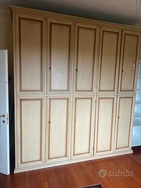 Mobile antico in legno artigianale con ante