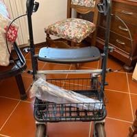 Deambulatore con ruote pieghevole