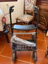 Deambulatore con ruote pieghevole