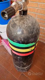 Bombola subacquea con aria compressa