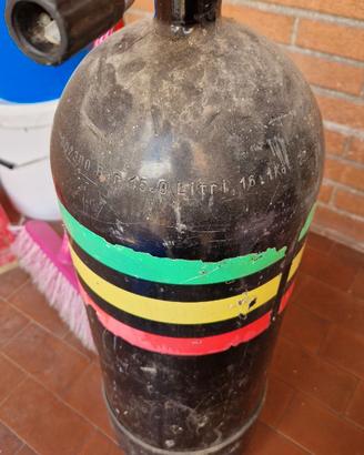 Bombola subacquea con aria compressa