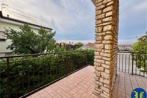 AMPIO TRILOCALE CON TERRAZZO ANGOLARE E GARAGE