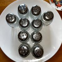 Piatti bicchieri posate vassoi