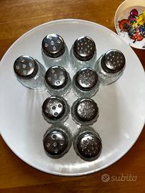 Piatti bicchieri posate vassoi