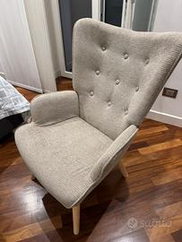Poltrona in tessuto con gambe legno