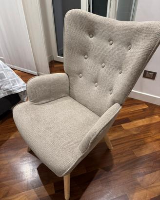 Poltrona in tessuto con gambe legno