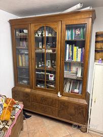 armadio classico in legno e vetro