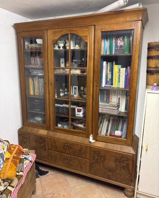 armadio classico in legno e vetro