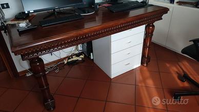 Tavolo per soggiorno o scrivania per studio.