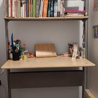 Scrivania con ripiani