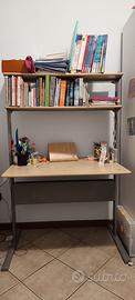Scrivania con ripiani
