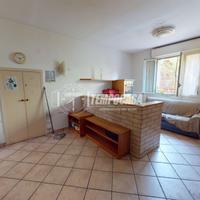 ROVELLASCA: bilocale con box in contesto senza spe