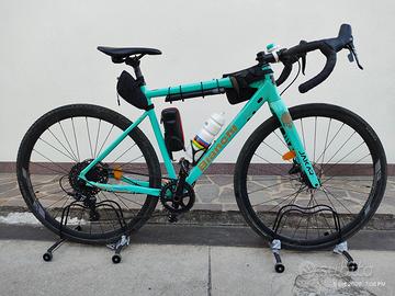 bici gravel Megamo in speciale livrea Bianchi