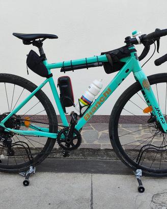 bici gravel Megamo in speciale livrea Bianchi