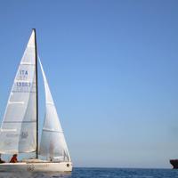 Imbarcazione a vela da regata minialtura