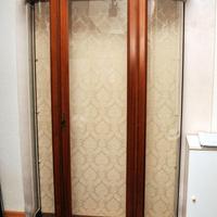 Vetrina ad un'anta con fianchi in vetro curvato