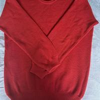 Maglione rosso pesante e caldo per inverno