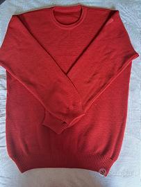 Maglione rosso pesante e caldo per inverno