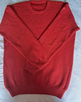 Maglione rosso pesante e caldo per inverno