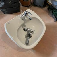 Lavandino bagno con rubinetto e scarico