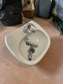 Lavandino bagno con rubinetto e scarico