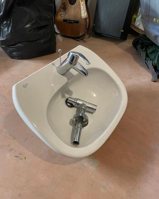 Lavandino bagno con rubinetto e scarico