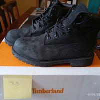 Scarpe pari al nuovo