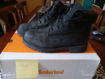 Scarpe pari al nuovo