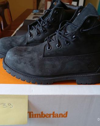 Scarpe pari al nuovo