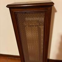 Copriradiatore in legno con disegno geometrico