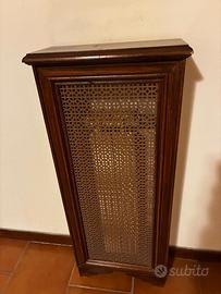 Copriradiatore in legno con disegno geometrico