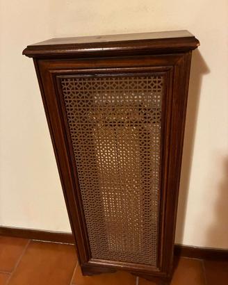 Copriradiatore in legno con disegno geometrico