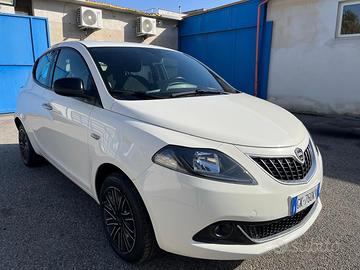 Lancia y 1.0 hybrid- 69 cv -km 69000-06/2022