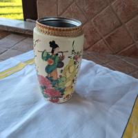 Vaso in metallo decoupato a mano