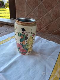 Vaso in metallo decoupato a mano