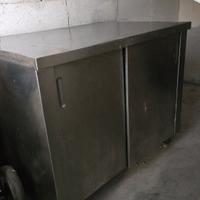 Tavolo armadio in acciaio INOX con porte 