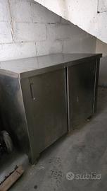 Tavolo armadio in acciaio INOX con porte 
