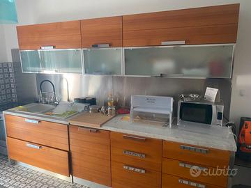 Cucina divisa in due unità senza elettrodomestici