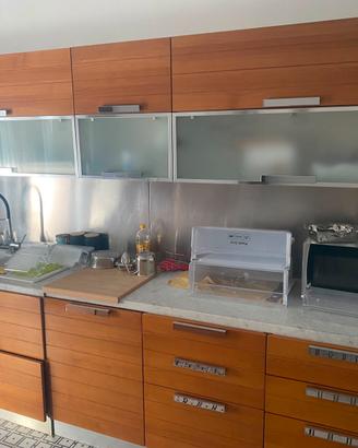 Cucina divisa in due unità senza elettrodomestici