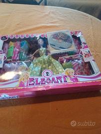 Scatola bambola con vestiti e accessori 