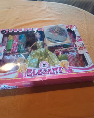 Scatola bambola con vestiti e accessori 