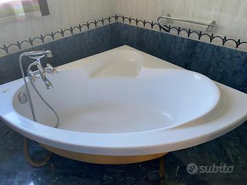 Vasca 135x135 in buone condizioni, usata poco