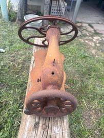 Macchina da cucire antica